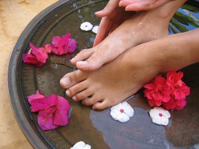 Bagno all'aceto di mele per i funghi delle unghie dei piedi